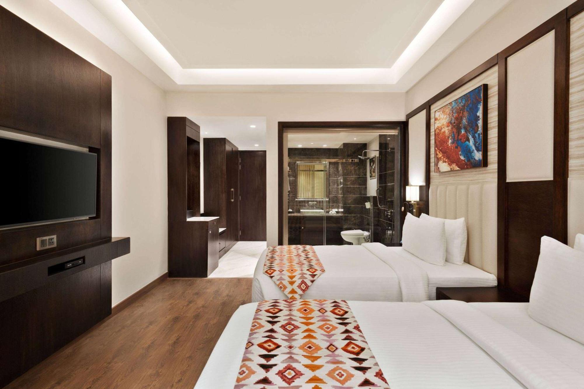 Отель Ramada By Wyndham Kapurthala Экстерьер фото