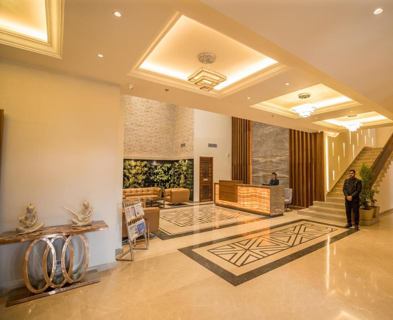 Отель Ramada By Wyndham Kapurthala Экстерьер фото
