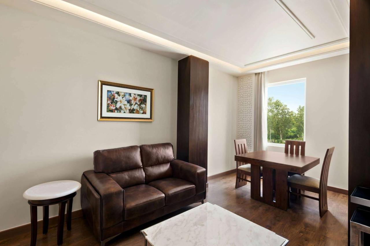 Отель Ramada By Wyndham Kapurthala Экстерьер фото