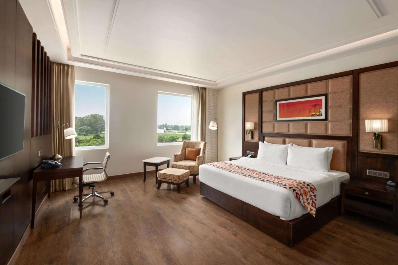 Отель Ramada By Wyndham Kapurthala Экстерьер фото